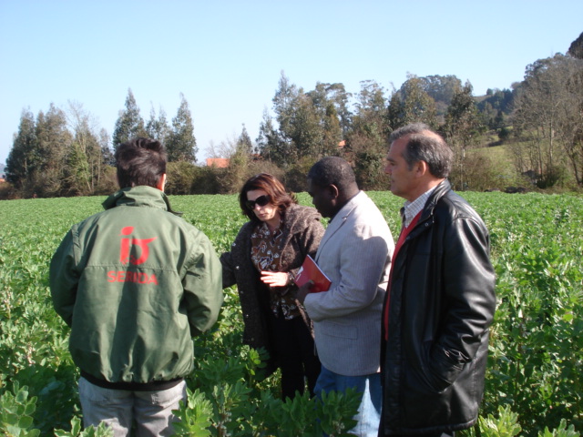 Sr. Maidi Abolía atendiendo las explicaciones de investigadores del Área de Nutrición, Pastos y Forrajes del SERIDA. © SERIDA 2012
